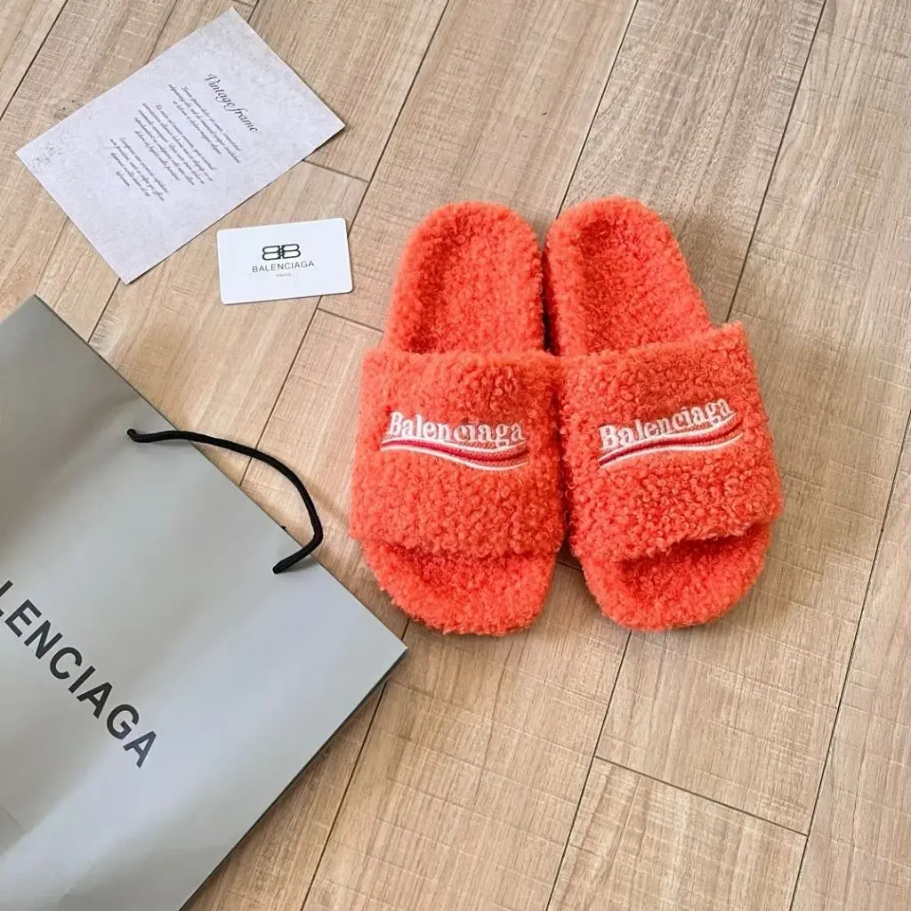 balenciga_fur_slides_sandals_p_1735952667_108f6a13_progressive.webp